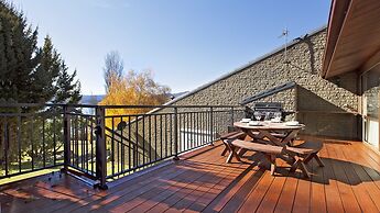 Grey Kangaroo- On Lake Jindabyne foreshore