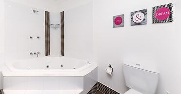 Khione 1 - Modern & spacious with views towards Lake Jindabyne & the m