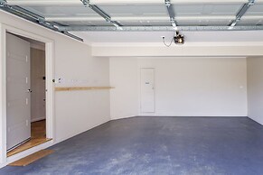 Khione 1 - Modern & spacious with views towards Lake Jindabyne & the m