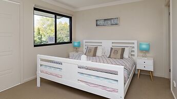 Khione 1 - Modern & spacious with views towards Lake Jindabyne & the m