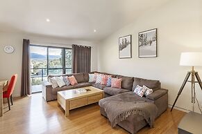 Khione 1 - Modern & spacious with views towards Lake Jindabyne & the m