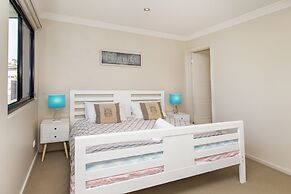 Khione 1 - Modern & spacious with views towards Lake Jindabyne & the m