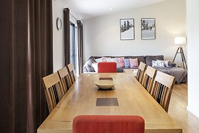 Khione 1 - Modern & spacious with views towards Lake Jindabyne & the m