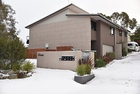 Khione 1 - Modern & spacious with views towards Lake Jindabyne & the m