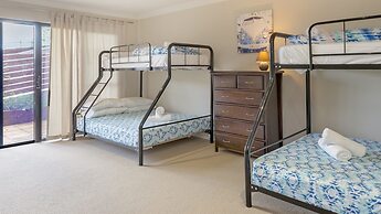 Khione 1 - Modern & spacious with views towards Lake Jindabyne & the m