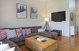 Khione 1 - Modern & spacious with views towards Lake Jindabyne & the m