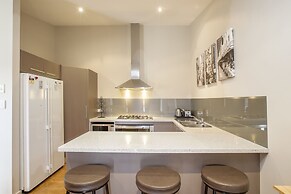 Khione 1 - Modern & spacious with views towards Lake Jindabyne & the m