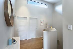 Khione 1 - Modern & spacious with views towards Lake Jindabyne & the m