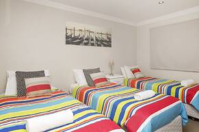 Khione 1 - Modern & spacious with views towards Lake Jindabyne & the m