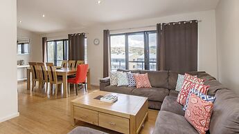 Khione 1 - Modern & spacious with views towards Lake Jindabyne & the m