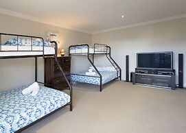 Khione 1 - Modern & spacious with views towards Lake Jindabyne & the m