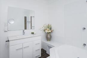 Khione 1 - Modern & spacious with views towards Lake Jindabyne & the m