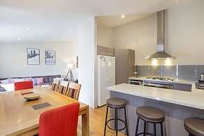 Khione 1 - Modern & spacious with views towards Lake Jindabyne & the m