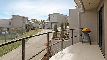 Khione 1 - Modern & spacious with views towards Lake Jindabyne & the m