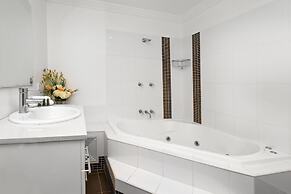 Khione 1 - Modern & spacious with views towards Lake Jindabyne & the m