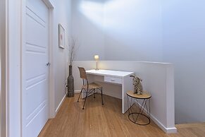 Khione 1 - Modern & spacious with views towards Lake Jindabyne & the m