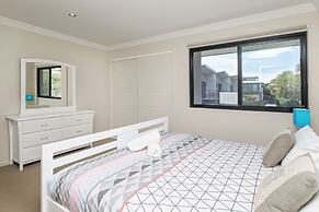 Khione 1 - Modern & spacious with views towards Lake Jindabyne & the m