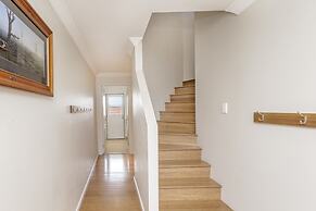 Khione 1 - Modern & spacious with views towards Lake Jindabyne & the m