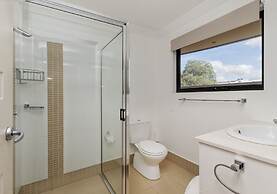 Khione 1 - Modern & spacious with views towards Lake Jindabyne & the m