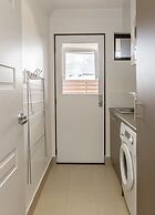 Khione 1 - Modern & spacious with views towards Lake Jindabyne & the m