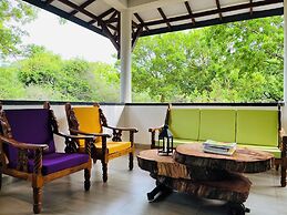 Funky Leopard Safari Lodge Bordering Yala National Park - Hostel