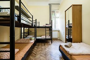 Baroque Hostel & Coworking