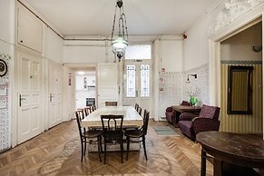 Baroque Hostel & Coworking