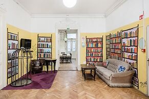 Baroque Hostel & Coworking