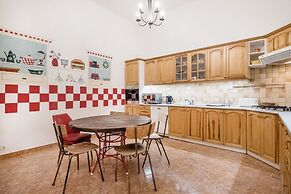 Baroque Hostel & Coworking