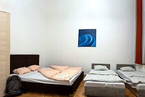 Baroque Hostel & Coworking