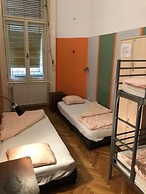 Baroque Hostel & Coworking