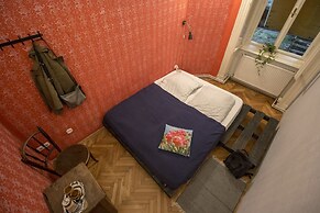 Baroque Hostel & Coworking
