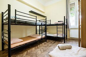 Baroque Hostel & Coworking