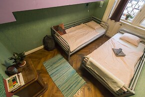 Baroque Hostel & Coworking