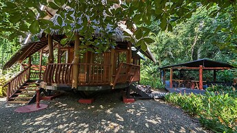 Tree House Beachfront Lodge
