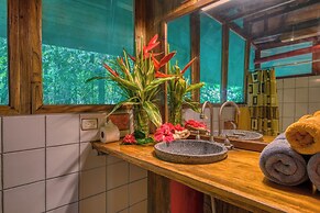 Tree House Beachfront Lodge