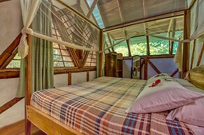 Tree House Beachfront Lodge