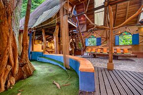 Tree House Beachfront Lodge