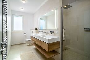 Acadia Beach Villas & Apartments, Slatine