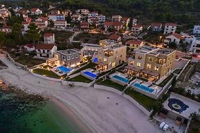 Acadia Beach Villas & Apartments, Slatine