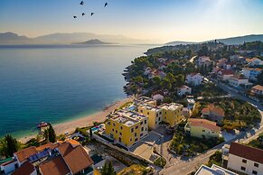 Acadia Beach Villas & Apartments, Slatine