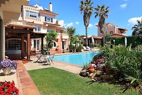 Oasis Pool House by GHH