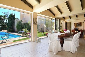 Oasis Pool House by GHH