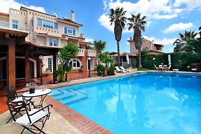 Oasis Pool House by GHH