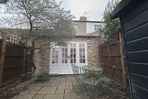 Traditional Home in Kew Gardens