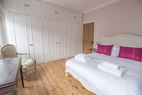 Traditional Home in Kew Gardens