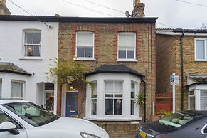 Traditional Home in Kew Gardens