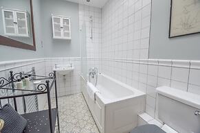 Traditional Home in Kew Gardens