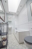 Traditional Home in Kew Gardens