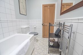 Traditional Home in Kew Gardens